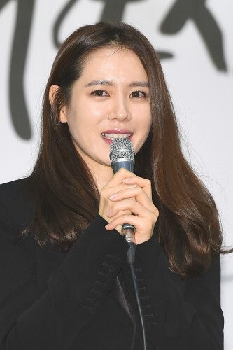 배우 손예진이 14일 오후 밀레니엄 서울 힐튼 호텔에서 열린 '제52회 대종상영화제' 홍보대사 위촉식 및 기자간담회에 참석해 위촉 소감을 전하고 있다.(뉴스1)