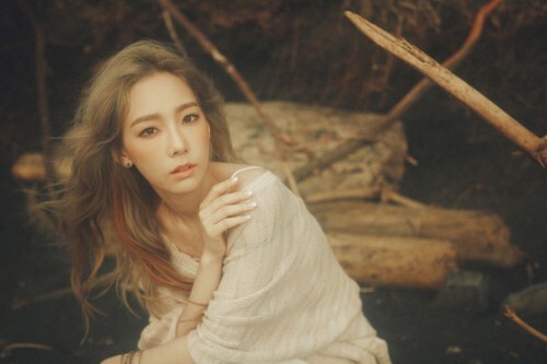 소녀시대 태연이 자연스러운 펌헤어와 오렌지 빛 메이크업으로 몽환적이고 이국적인 느낌을 풍겼다. (SM엔터테인먼트)
