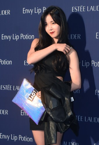 가수 겸 배우 알렉스가 레인보우 조현영과의 열애를 인정했다.  사진은 9월18일 오후 서울 가로수길 커피 스미스 카페에서 열린 프레스티지 뷰티 브랜드 에스티 로더 ‘퓨어 칼라 엔비 리퀴드 립 포션’ 출시 기념 행사에 참석한 조현영.(뉴스1)