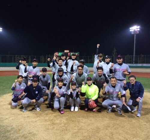 여자 한스타 선수 황유미, 김정화, 박지아가 가세한 한스타팀과 연예인팀 공놀이야와의 친선 경기가 17일 백석구장에서 재미있게 진행됐다. 마운드에서 두 팀 선수들이 서로 섞여 화이팅을 외치며 경기를 마무리하는 모습. 앞줄 왼쪽 두 번째부터 황유미, 박지아, 김정화.