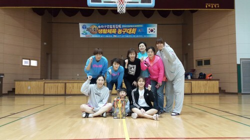 지난 9일 송파구연합회장배 농구대회에 참가해 3위를 차지했던 우먼프레스 선수들. 뒷줄 왼쪽부터 시계방향으로 김정미, 김희영, 천은숙, 이혜경, 강순자 감독, 강덕이, 정민주, 장혜영. (우먼프레스 제공)