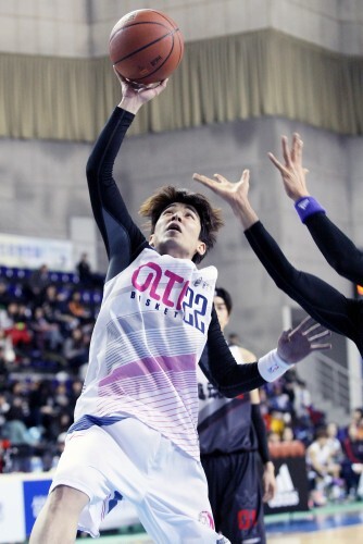 연예인 농구팀 '아띠'김사권이 지난 3월에 끝난 제1회 한스타 연예인 농구대잔치에서 경기하는 모습. 김사권은 요즘 tvN월화드라마 '풍선껌' 홍보에 열심이다. (한스타DB)