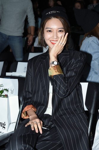 소녀시대 수영이 연인 정경호와의 공개연애에 대해 진솔한 심경을 이야기했다. 사진은 20일 오후 서울 동대문디자인플라자(DDP)에서 열린 '2016 SS 헤라서울패션위크' 송자인 디자이너의 제인송(JAIN SONG) 컬렉션에 참석해 포즈를 취하는 수영.(뉴스1).