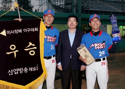 남동발전이 한전을 꺾고 우승을 차지한 후 정경영 산업방송 부이사장(가운데)으로 부터 우승기를 받고 기념촬영을 하고 있다. 사진 왼쪽이 나윤기, 오른쪽이 김용국 선수. (한스타DB)