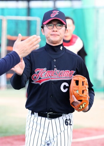 연예인 야구단 재미삼아의 '얼굴' 안재욱. 아내 최현주의 웃는 모습에 첫눈에 반했다고 한다.(한스타DB)