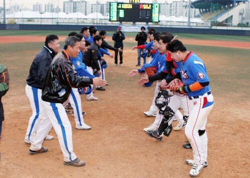 결승전을 치른 한전팀(오른쪽)과 남동발전팀 선수들이 경기 후 서로를 격려하며 인사를 나누고 있다. (한스타DB)