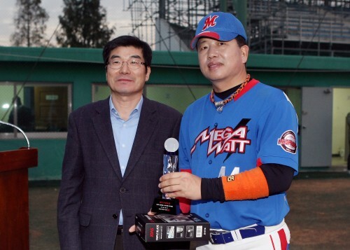 제 1회 산업방송 이사장배 야구대회에서 남동발전을 우승으로 이끈 정철 감독(오른쪽)은 대회 최우수감독상을 수상했다. 정 감독이 시상자인 정경영 한국산업기술문화재단 부이사장과 기념촬영을 하고 있다. (한스타DB)