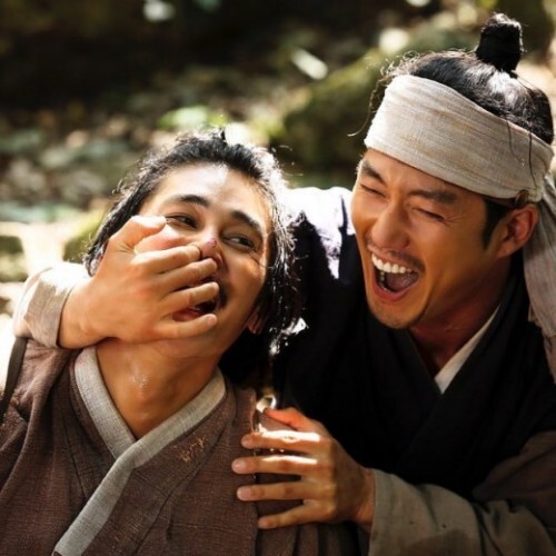 배우 정태우(왼쪽)가 장혁이 연기하는 천봉삼의 친구로 분해 드라마 '장사의 신'에서 호연하고 있다.(KBS2TV '장사의 신'화면)