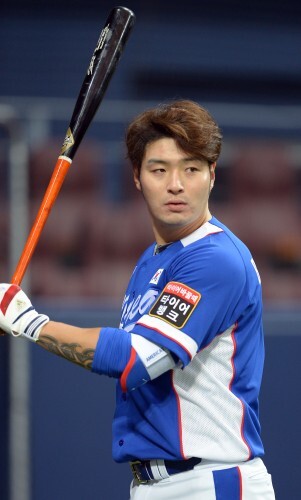 3일 오후 서울 구로구 고척스카이돔에서 열린 2015 WBSC 프리미어12 대표팀 훈련에서 박병호가 배팅 연습을 하고 있다.(뉴스1)