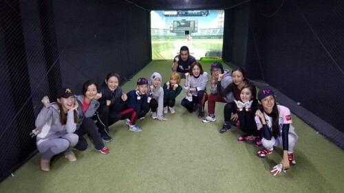 한스타 여자 연예인 선수들이 경기 후 노현태 코치를 중심으로 화이팅을 하고 있다. 처음 나온 박나경(왼쪽 첫 번째)과 바바의 다율(왼쪽 여섯 번째)도 함께 했다. (한스타DB)