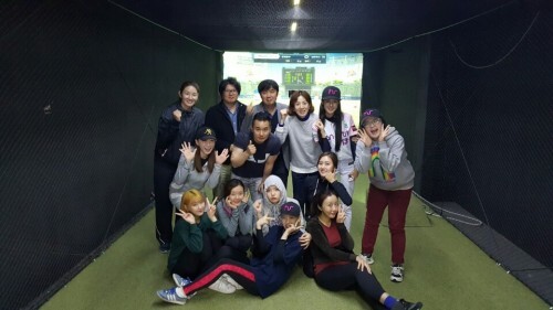 한스타 여자 연예인 야구단은 3일 강남 역삼동 스크린 야구장 리얼야구존에서 단체연습을 가졌다. 연습후 이한상, 김상규, 노현태 코치와 선수들이 재미있는 표정으로 포즈를 취했다. (한스타DB)