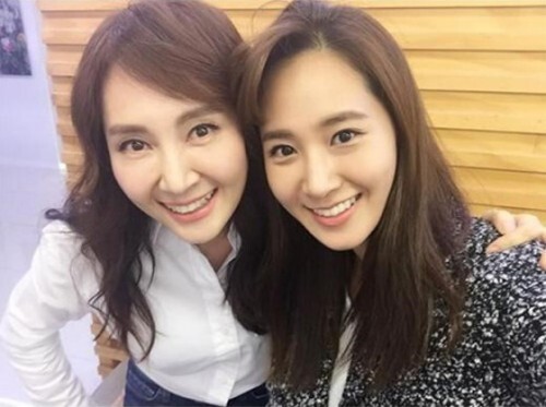 소녀시대 유리(오른쪽)가 배우 채시라와 닮은꼴 인증샷을 공개했다. (News1star/ 유리 인스타그램)