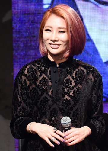 성인돌의 섹시함~ 브라운아이드걸스 제아가 4일 오후 서울 용산구 한남동 언더스테이지에서 열린 정규 6집 앨범 '베이직(BASIC)' 뮤직토크에 참석해 매력적인 미소를 짓고 있다.(뉴스1)