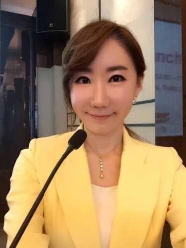 마이크와 뗄래야 뗄 수 없는 사이인 영어 아나운서 MC 박나경. 유창한 영어 실력에 미모를 갖춰 굵직한 국제행사를 전문으로 진행한다. (박나경 제공)