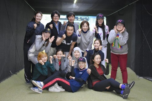 지난 3일 한스타 여자 연예인 야구단 연습에 처음 참가한 박나경. 둘째 줄 왼쪽이 박나경. (한스타DB)