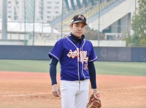 연예인 야구팀 천하무적의 슈퍼주니어 멤버 강인은 야구광으로 유명하다. 사진은 지난 1일 산업방송 이사장배 야구대회 준결승 남동발전과의 경기에 1루수로 출전한 강인. (한스타DB)