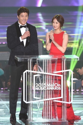 배우 이재윤(왼쪽)과 손은서가 7일 서울 올림픽공원 체조경기장에서 열린 '2015 멜론 뮤직어워드'에 참석, 시상자로 나섰다.(뉴스1)