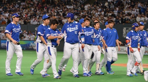 8일 오후 일본 훗카이도 삿포로돔에서 열린 2015 WBSC 프리미어12 개막전 한국과 일본의 경기 0대5로 패한 한국 선수들이 굳은 표정으로 인사하고 있다. (뉴스1)