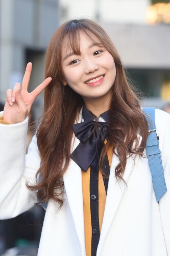 러블리즈 류수정이 12일 오전 서울 양평동 관악고등학교에서 치뤄지는 '2016학년도 대학수학능력시험(이하 수능)'을 보기 위해 학교로 들어서고 있다.(뉴스1)