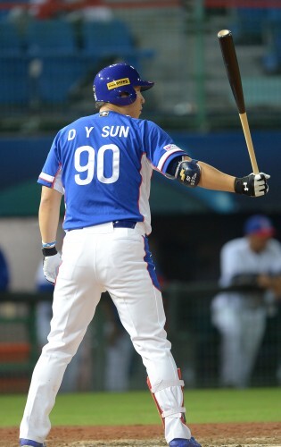 11일 오후 대만 타오위안 아레나에서 열린 2015 WBSC 프리미어12 B조 예선 2차전 대한민국과 도미니카 공화국의 경기 4회초 2사 한국 김현수가 선동열 코치의 유니폼을 입고 타격을 하고 있다. 김현수는 이날 숙소에 유니폼을 두고와 선동열 코치의 유니폼을 입고 경기를 한 것으로 알려졌다. (뉴스1)