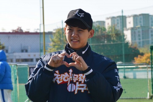 10월 31일 열린 제1회 산업방송 이사장배 야구대회날 손하트를 보여주는 천하무적 야구단의 동호. (한스타 김효진 인턴기자) 