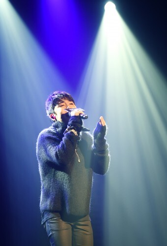 이홍기가 18일 예스24 무브홀에서 신곡 ‘눈치없이’를 선보이고 있다.  (News1)