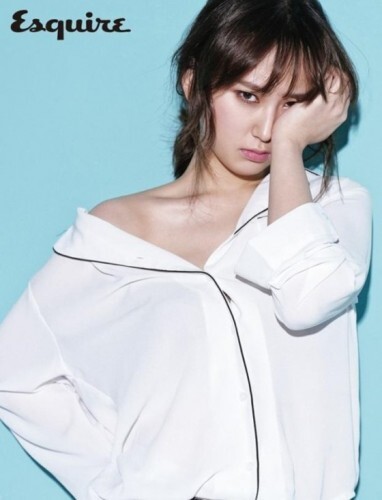 류혜영이 남자의 로망 흰 셔츠를 입고 청초하면서도 섹시한 매력을 발산했다. (News1star / 에스콰이어)