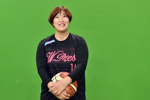 올 시즌 우먼프레스 대표가 된 김정미. 강덕이와 함께 우먼프레스의 센터로 팀의 골밑을 든든히 지키고 있다. (김효진 인턴기자)