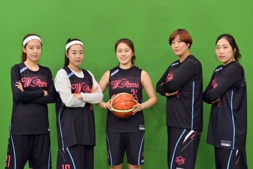 제 2회 한스타 연예인 농구대회를 앞두고 참가 팀 프로필 촬영에 나온 우먼프레스 선수 다섯 명이 포즈를 취하고 있다. 지난 19~20일 일산 MBC 드림센터에서 진행된 촬영에 우먼프레스는 젊은 선수들을 전면에 내세웠다. 좌로부터 양효진, 양유진, 정민주, 김정미대표, 장혜영. (김효진 인턴기자)