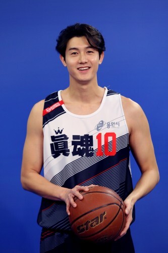 1월 여의도 MBC 스포츠플러스 사옥 내 스튜디오에 진행된 인트로 촬영에서 이기우가 포즈를 취하고 있다. /한스타DB