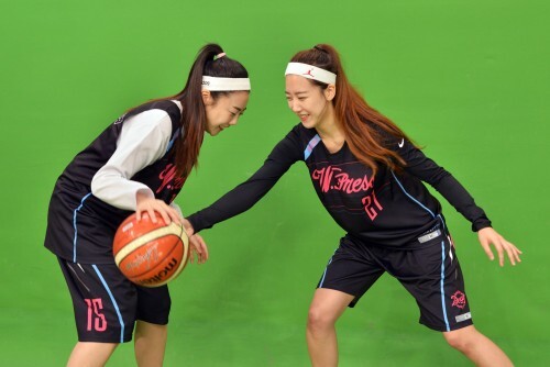 제 2회 한스타 연예인 농구대잔치를 앞두고 진행된 MBC측의 프로필 촬영에서 우먼프레스 얼짱자매 언니 양유진(왼쪽)과 효진이 재미있는 포즈를 취하고 있다. (김효진 인턴기자)