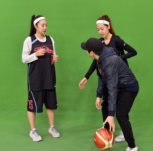 제 2회 한스타 연예인 농구 프로필 촬영차 일산 MBC를 찾은 우먼프레스 얼짱자매 양유진(왼쪽) 효진과 같이 있는 옆모습의 사나이는는 누구일까. 그는 양효진이 일하는 스킬 트레인 GP&B 를 운영하는 프로농구 출신 양승성이다. (김효진 인턴기자)