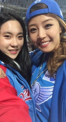 박지아가 희망더하기 자선야구대회를 중계한 배지현 아나운서화 포즈를 취했다. 한스타 여자 연예인 야구단 소속인 배지현 아나운서는 이날 경기에 선수로 출전하기도 했다. (박지아 페이스북)