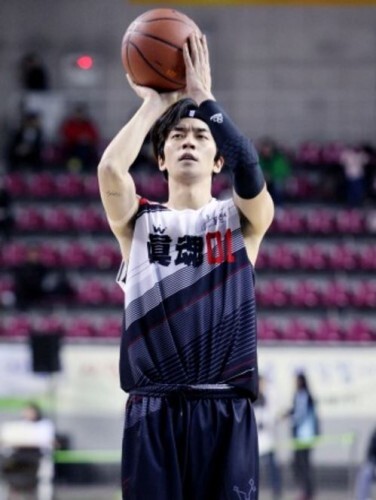 진혼 신성록이 자유투를 쏘는 모습. 신성록은 올 3월에 끝난 제1회 한스타 연예인 농구대잔치 예체능과의 결승전 MVP를 수상했다.(한스타DB)