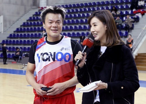 연예인 농구단 예체능을 이끌고 있는 대표 박진영.  사진은 1회 대회  3월5일 우먼 프레스와 경기에 MVP로 선정된 박진영(왼쪽)이 MBC스포츠플러스 이주원 아나운서와 인터뷰를 하던 모습.(한스타db)