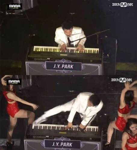 박진영 '마마'에서 선보인 발 연주에 대해 언급해 화제다. (News1star)/ Mnet '2015 Mnet 아시안 뮤직 어워드' 방송화면 캡처
