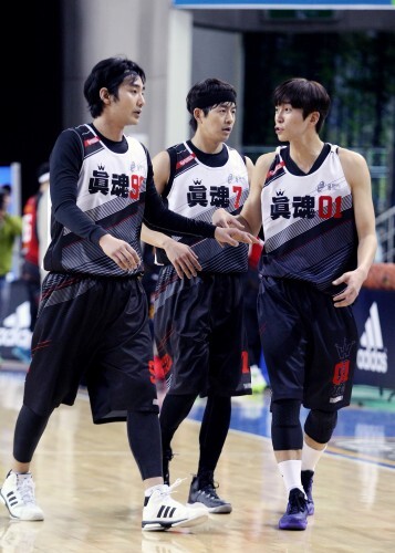 이상윤(가운데)은 연예인 농구단 진혼의 주 득점원이다. 진혼의 3각편대 여욱환(왼쪽)과 신성록(오른쪽)과 함께.  (한스타DB) 