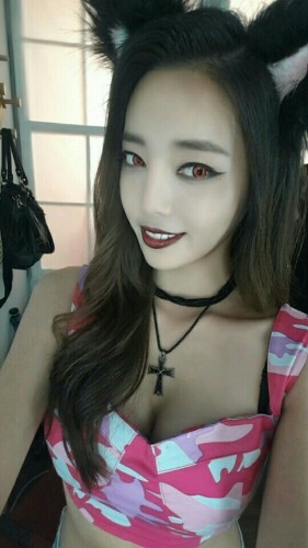 정혜원은 지난 10월 외국가수 Henry Bloomfield가 부른 Kiss a Kumiho노래 뮤직비디오에 여주인공 구미호로 출연했다. Kiss a Kumiho는 Henry Bloomfield가 구미호 전설을 듣고 반해서 만들게 된 노래다. (PUMKIN엔터 제공)