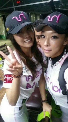 한스타 여자연예인 김정화가 27일 열린 제2회  FGMM AWARDS(퍼니걸스 모터스포츠 모델어워즈)에서 2015 우수 피트니스모델 상을 받았다. 한스타 여자 연예인 야구단 동료 정혜원(왼쪽)과 함께 포즈를 잡은 김정화.(한스타DB)