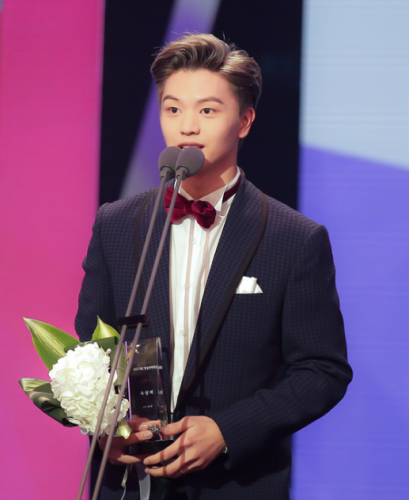 그룹 비투비의 육성재가 MBC 방송연예대상에서 수상소감을 발표하고 있다.(news1star)/MBC