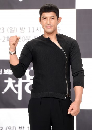지난 8월 주인공으로 열연했던 영화 '처용2' 제작발표회에 참석한 오지호. (뉴스1)