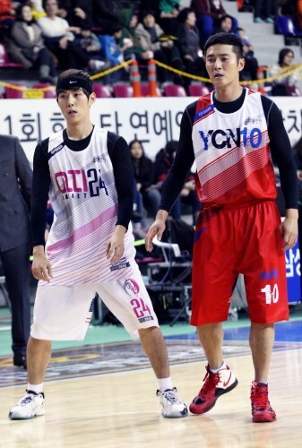 지난 1월에 열린 제 1회 한스타 연예인 농구대잔치에서 붙은 아띠의 백성현과 예체능의 조동혁. (한스타DB)