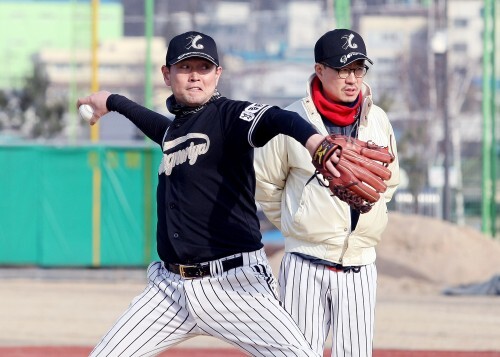제2회 한스타 야구봉사리그에서 투구하는 공놀이야의 감독 김명수. (한스타DB)