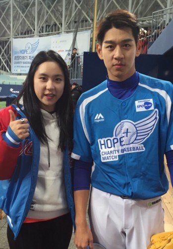 지난 해 희망더하기 자선야구 대회에서 만난 야구계 남녀 신성 박지아(왼쪽)와 이대은. 두 사람은 이날 처음 만나 야구 선후배로서 친분을 쌓고 서로의 팬으로 응원할 것을 약속했다. (박지아 페이스북)