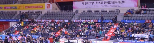 12일 한스타 농구 대잔치를 보러 온 농구팬들. 7000석의 고양체육관 2층을 채우지는 못했지만 2000여 명의 팬들은 이날 체육관을 달구며 좋아하는 팀과 선수를 열렬히 응원했다. (김효진 인턴기자)