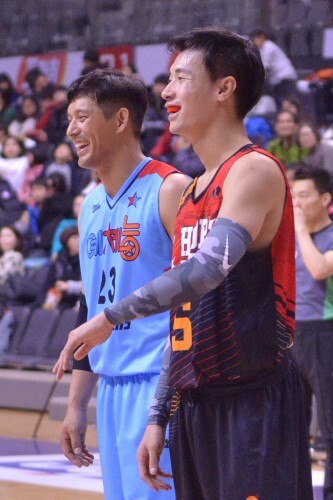 예체능 오지호(왼쪽)와 스타즈 노민혁. 지난 1회 대회에서 한 솥밥을 먹었던 두 사람은 오지호의 이적으로 적으로 만났다. 하지만 옛 동료였던 두 사람은 경기 내내 서로 웃음을 보이며 친분을 과시했다. (김효진 인턴기자)