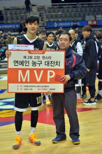 4일 오후 5시 더 홀 경기전에 첫 출전한 코드원 문수인이 MVP를 수상했다.