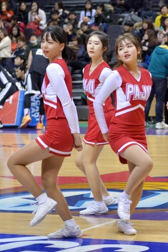 모델 팀 코드원을 응원하는 치어리딩 팀 원킬(14일 고양체).(김효진 인턴기자)
