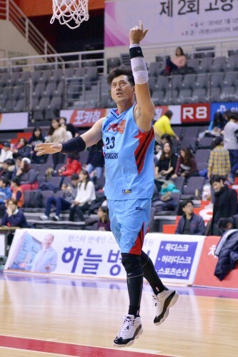 12일 예체능 유니폼을 입고 레이업 슛을 쏘고 있는 오지호.