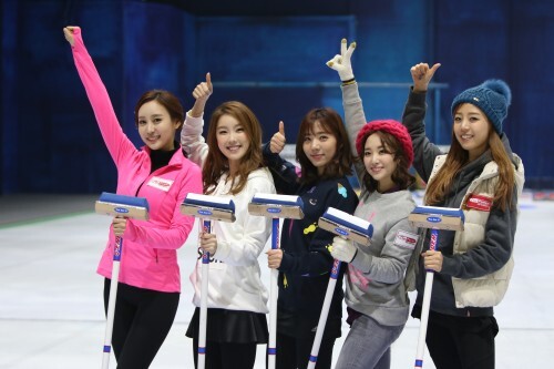 MBC스포츠플러스 아나운서들로 구성된 컬링 좀 아나 팀 선수들. 왼쪽부터 박지영, 구새봄, 정순주, 김선신, 배지현 아나운서. (윈터뉴스코리아 제공)